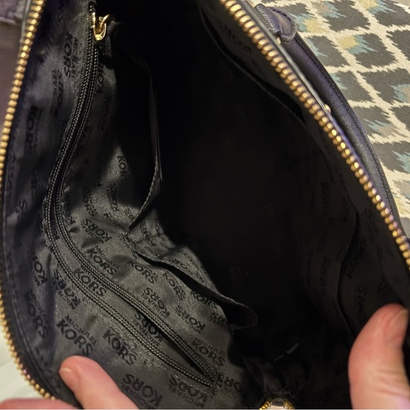 EUC Michael Kors Selma Medium
Satchel in Saffiano Leather Handbag Black - Picture 9 of 14